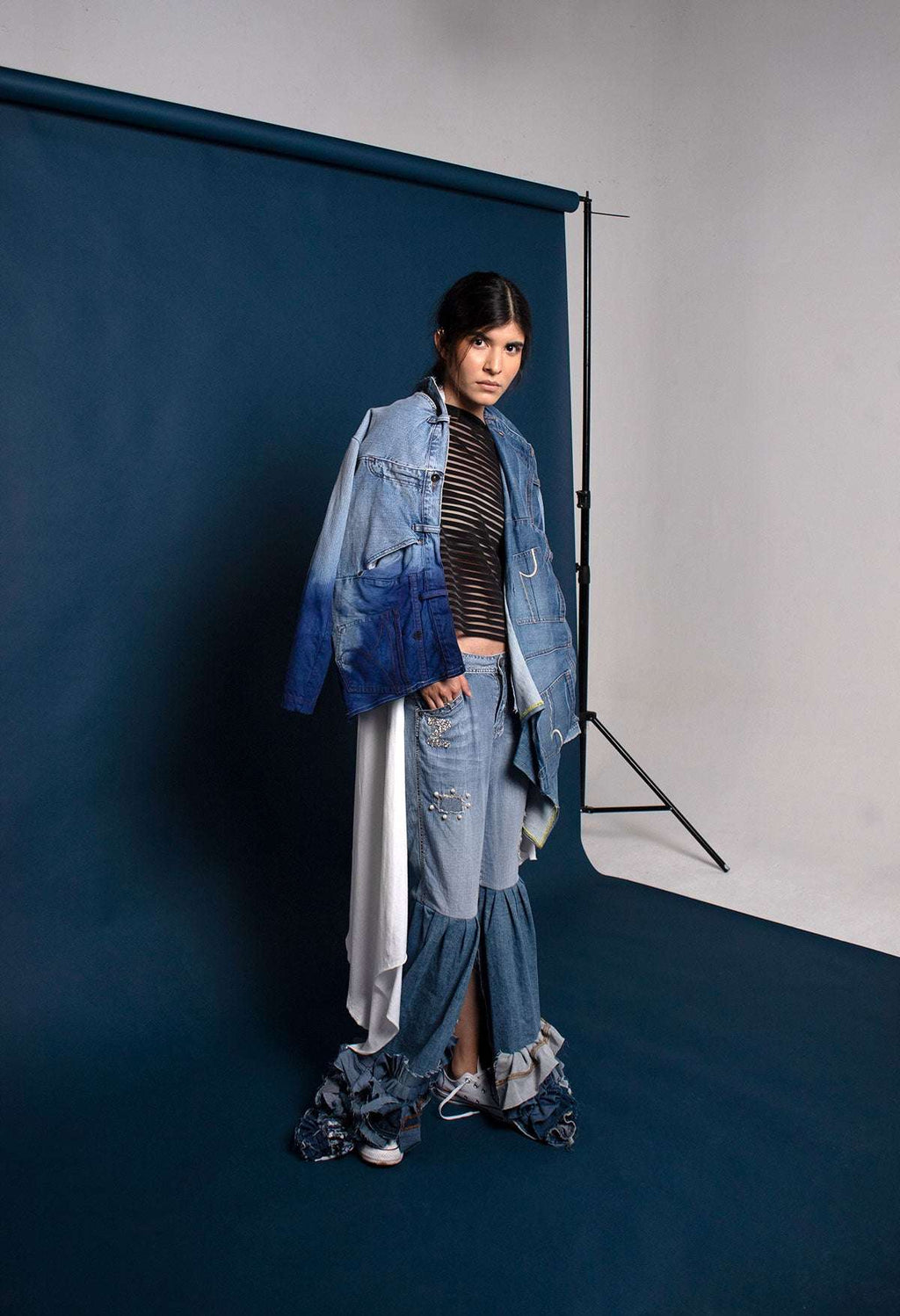 PANTALON MEZCLILLA UPCYCLED CON APLICACIONES