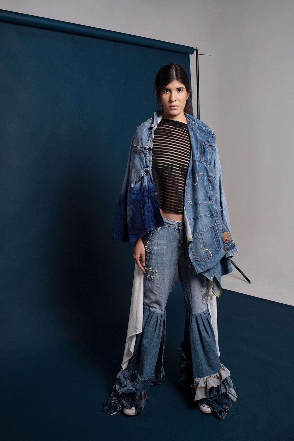 PANTALON MEZCLILLA UPCYCLED CON APLICACIONES CHICO MEZCLILLA