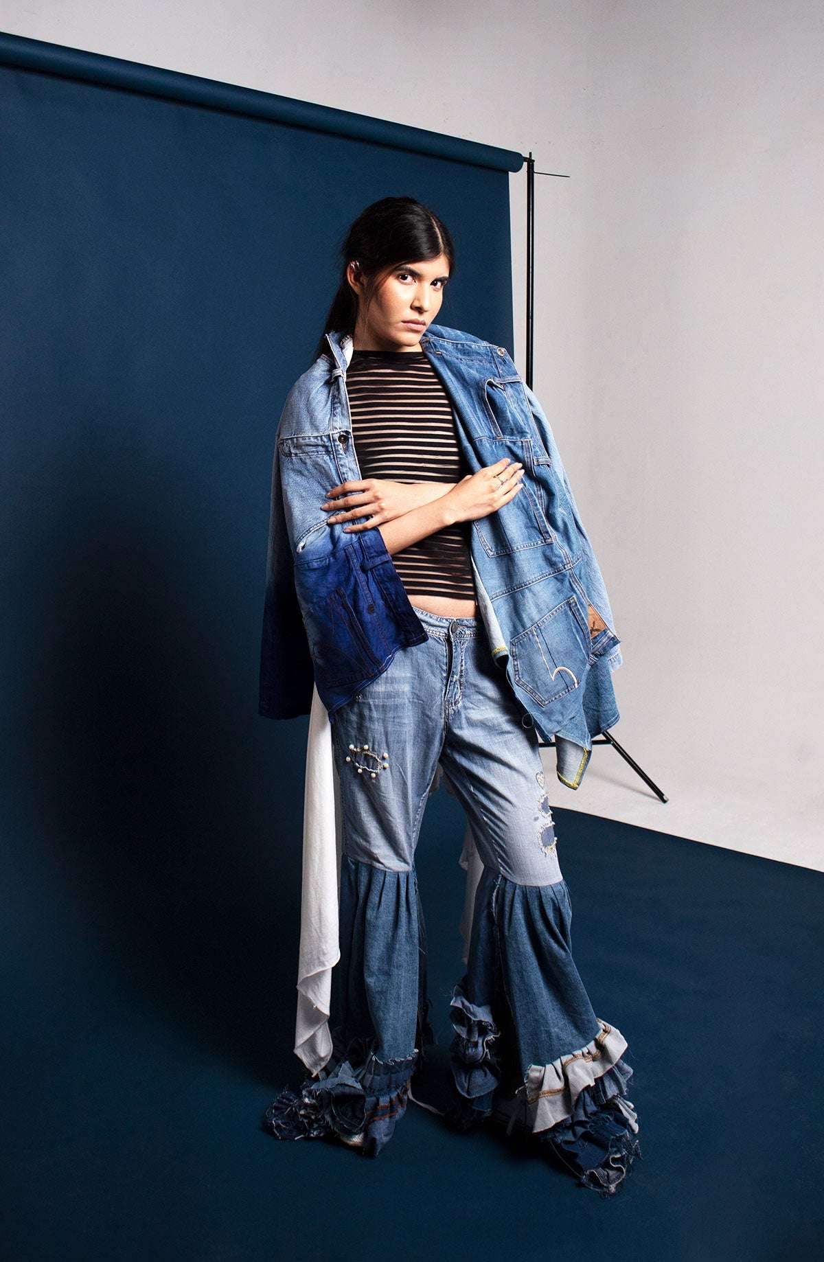 PANTALON MEZCLILLA UPCYCLED CON APLICACIONES