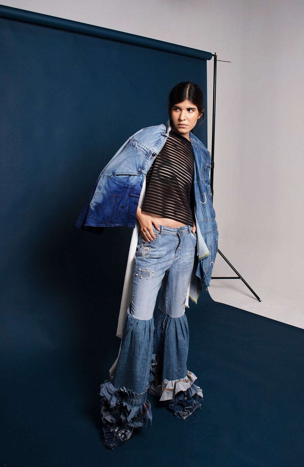 PANTALON MEZCLILLA UPCYCLED CON APLICACIONES